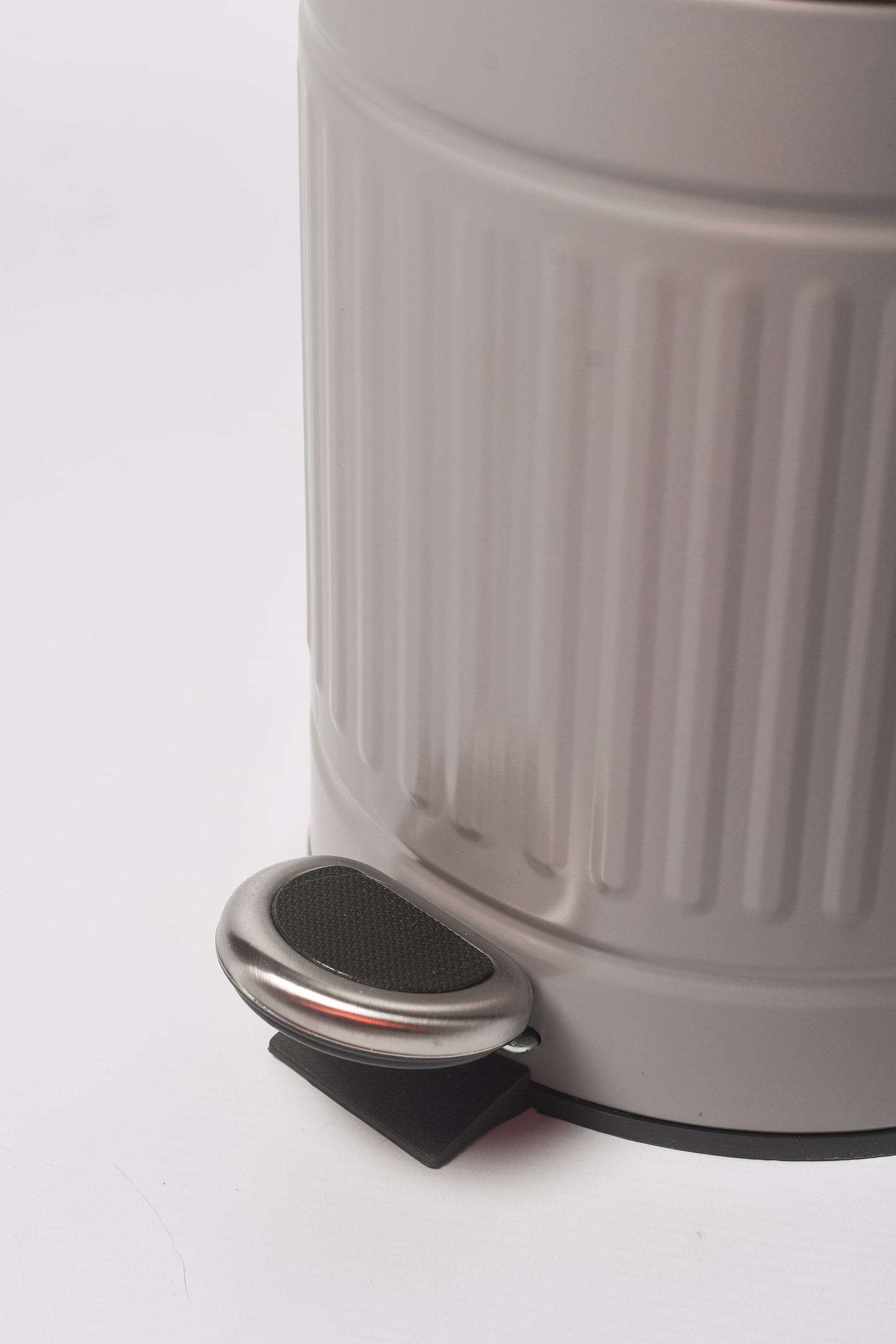 Textured Gray Stainless Steel Trash Can with Wooden Lid and Soft Closure (5 Liters / 1.3 Gallons)