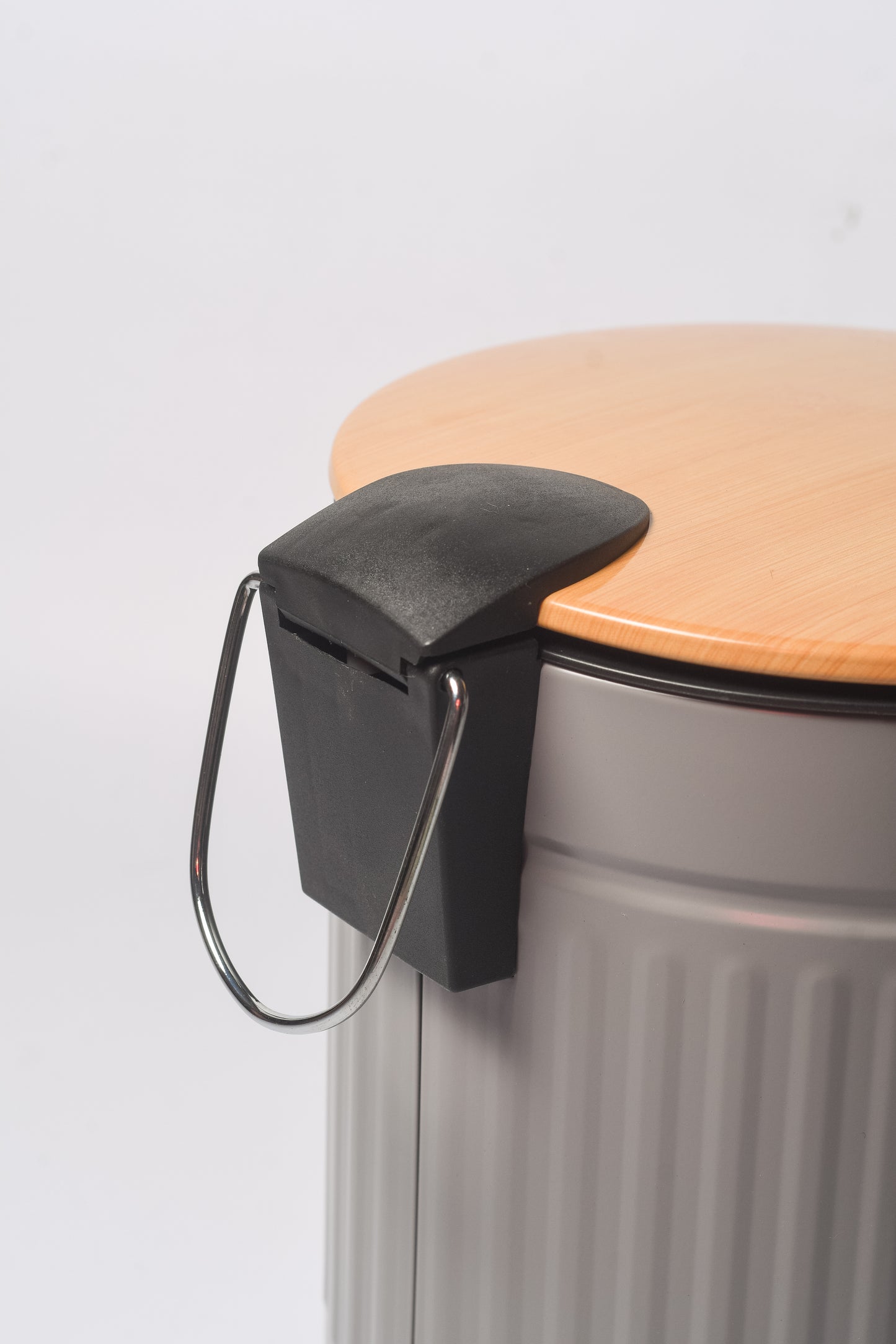 Textured Gray Stainless Steel Trash Can with Wooden Lid and Soft Closure (5 Liters / 1.3 Gallons)